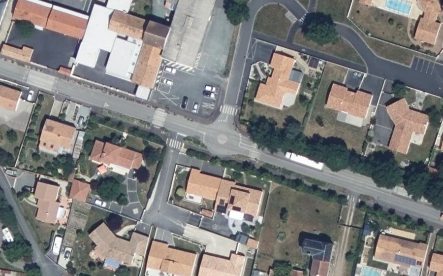 Vue aérienne du Rond-point anonyme n°222321943