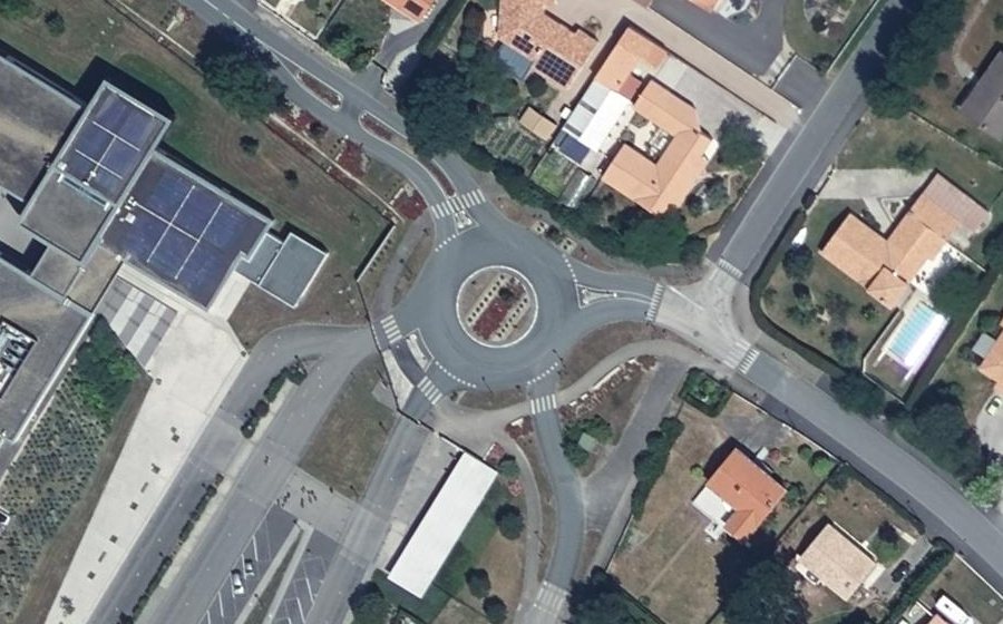 Vue aérienne du Rond-point anonyme n°222321944