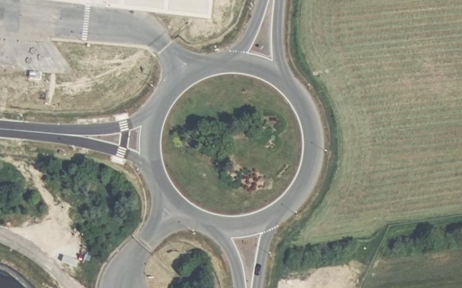 Vue aérienne du Rond-point anonyme n°222330597
