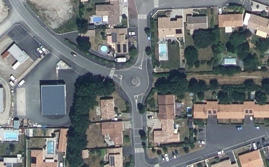 Vue aérienne du Rond-point anonyme n°222349665