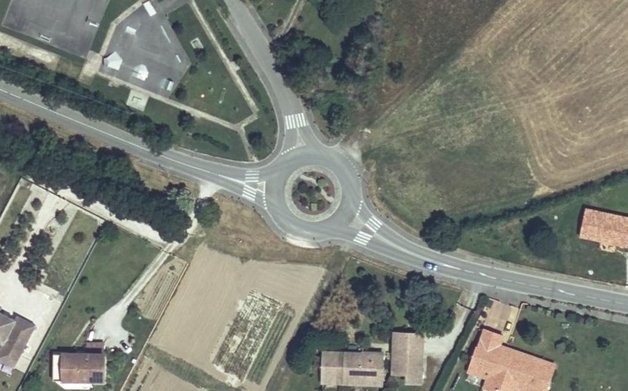 Vue aérienne du Rond-point anonyme n°222358183