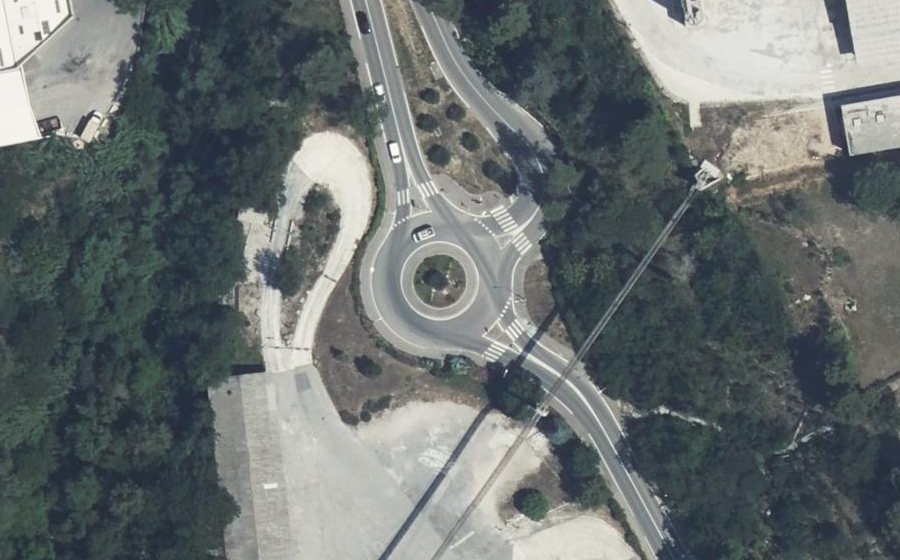 Vue aérienne du Rond-point anonyme n°222363087