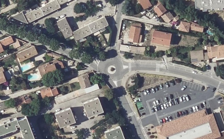 Vue aérienne du Rond-point anonyme n°222386104