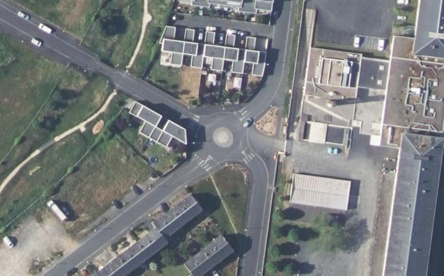 Vue aérienne du Rond-point anonyme n°222438725