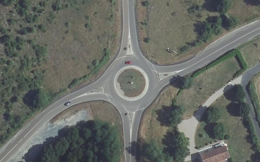 Vue aérienne du Rond-point anonyme n°222487764