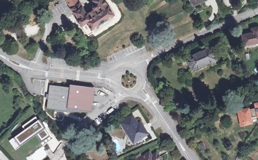 Vue aérienne du Rond-point anonyme n°222513064