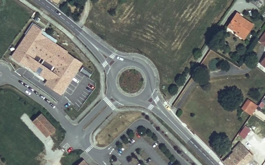 Vue aérienne du Rond-point anonyme n°222527051