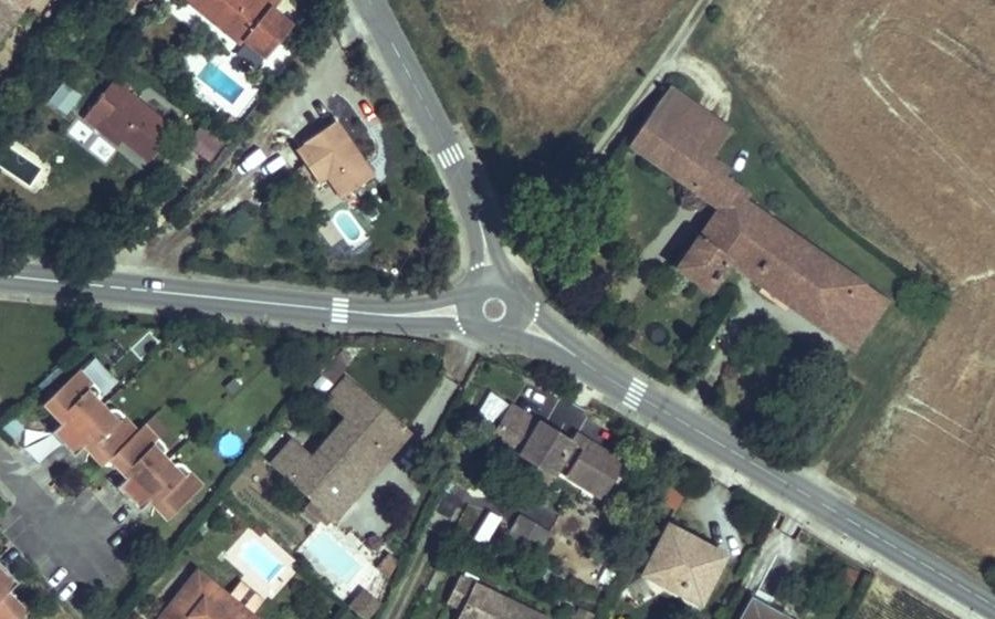 Vue aérienne du Rond-point anonyme n°222540069