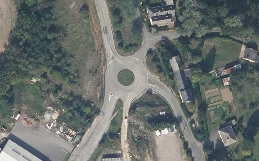 Vue aérienne du Rond-point anonyme n°222610833