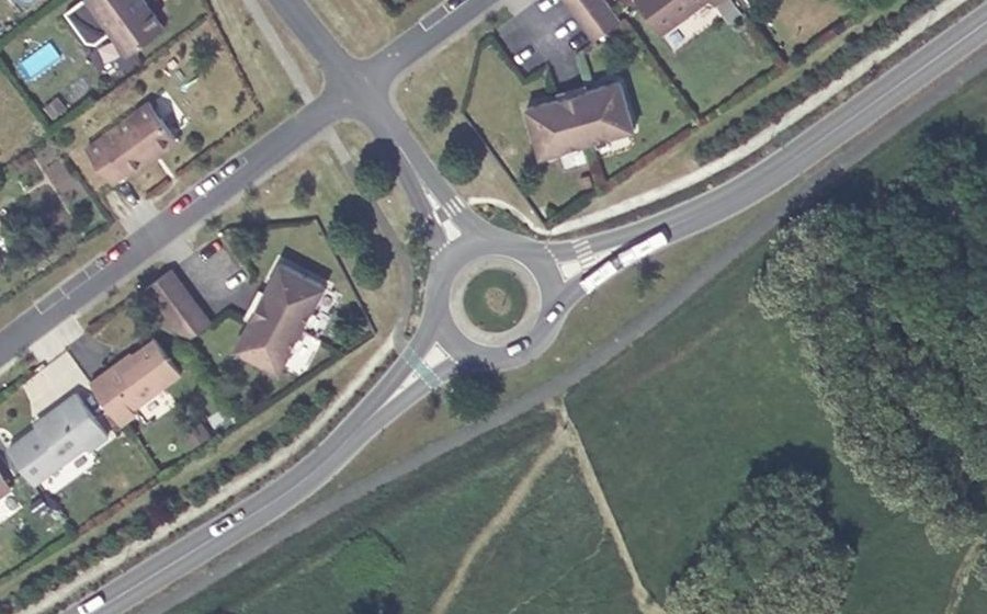 Vue aérienne du Rond-point anonyme n°222611157