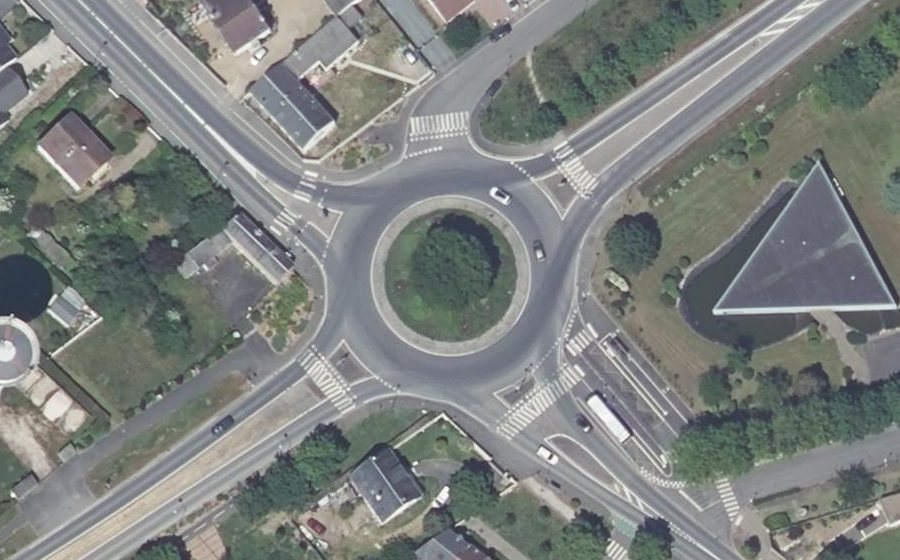 Vue aérienne du Rond-point anonyme n°222611159