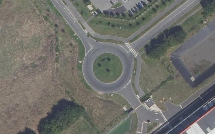 Vue aérienne du Rond-point anonyme n°222627363