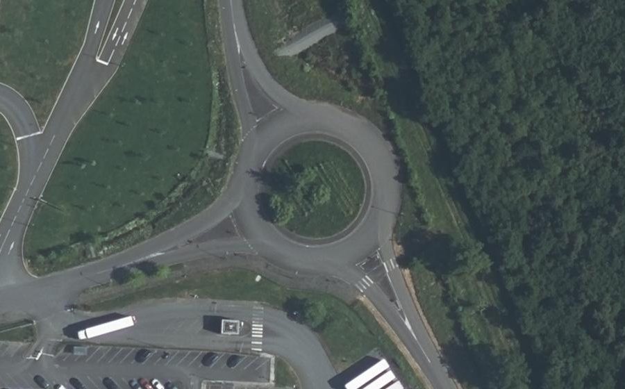 Vue aérienne du Rond-point anonyme n°222627364