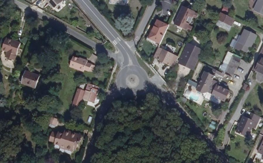 Vue aérienne du Rond-point anonyme n°222683763