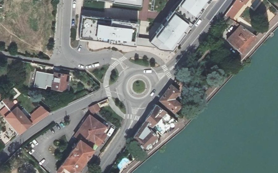 Vue aérienne du Rond-point anonyme n°222751444