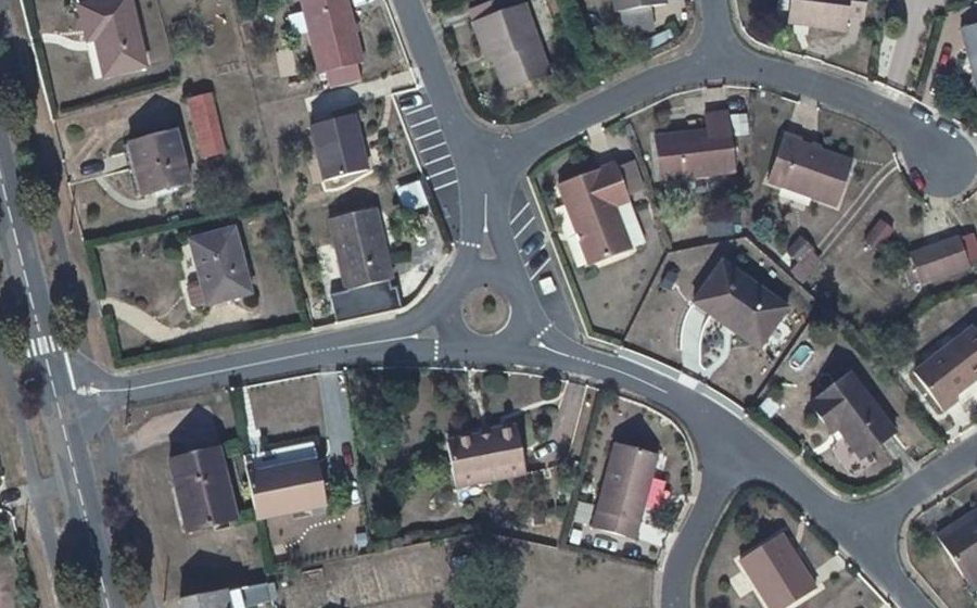 Vue aérienne du Rond-point anonyme n°222765590