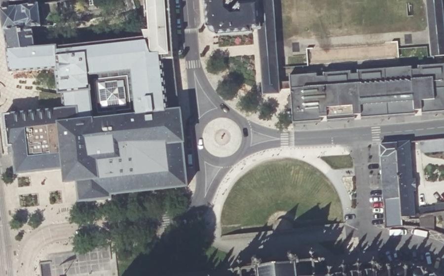 Vue aérienne du Rond-point anonyme n°222859124