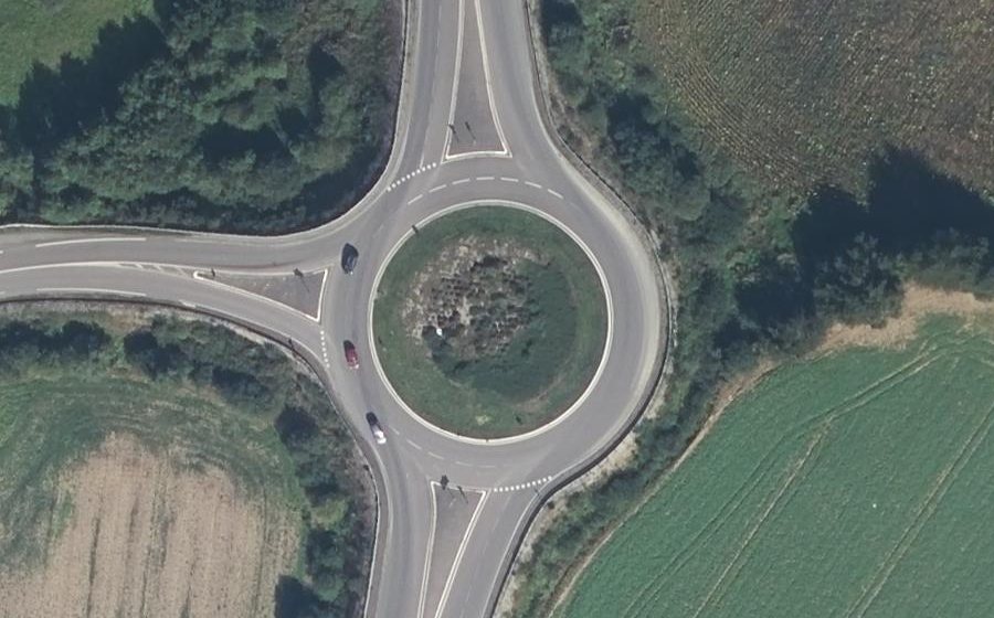 Vue aérienne du Rond-point anonyme n°222895860