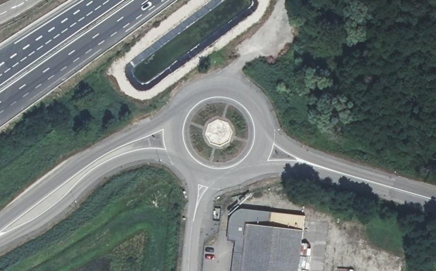 Vue aérienne du Rond-point anonyme n°222914776