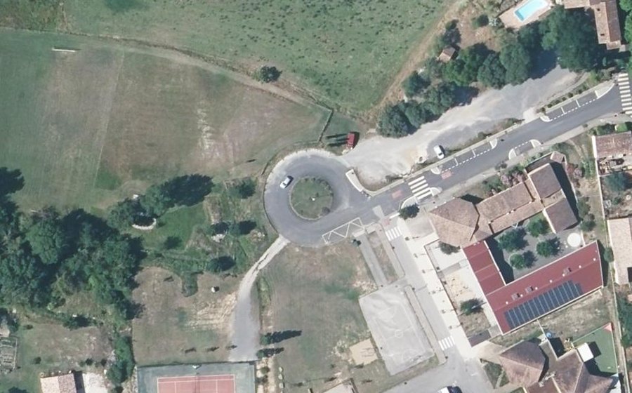 Vue aérienne du Rond-point anonyme n°222916393