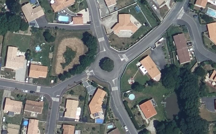 Vue aérienne du Rond-point anonyme n°223028684