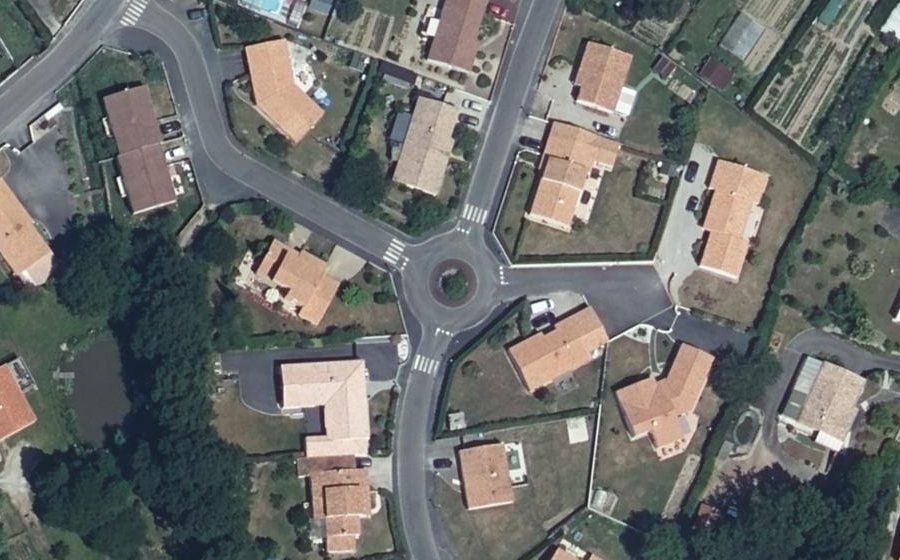 Vue aérienne du Rond-point anonyme n°223028685
