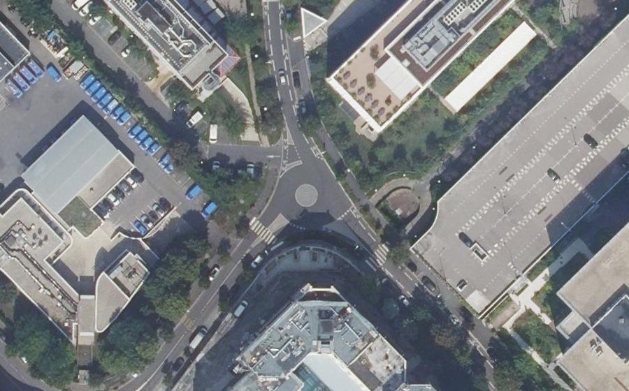 Vue aérienne du Rond-point anonyme n°223032471
