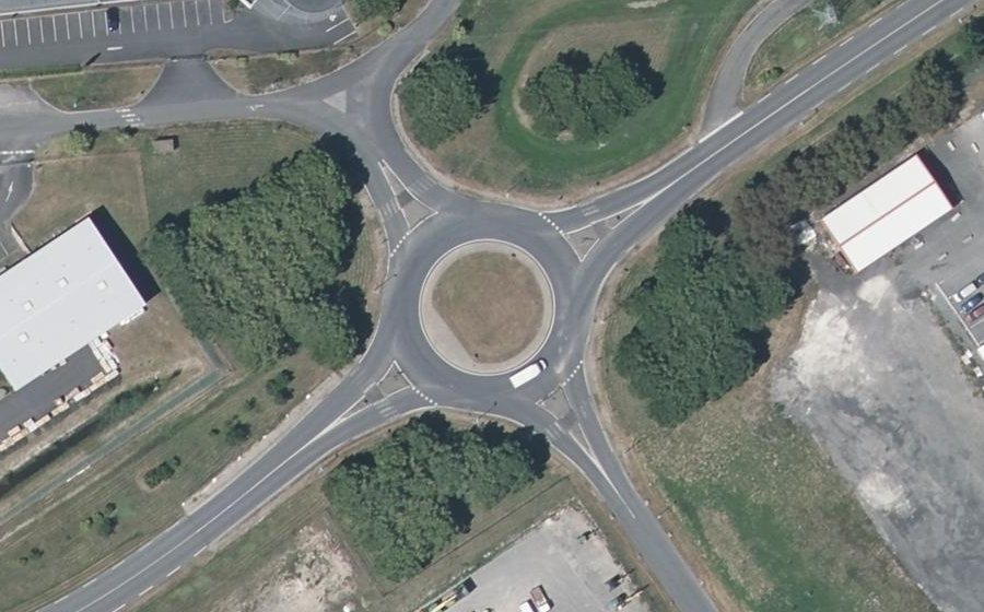 Vue aérienne du Rond-point anonyme n°223042099