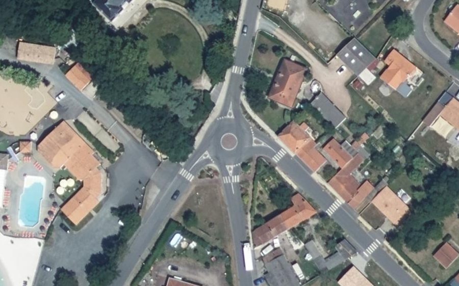 Vue aérienne du Rond-point anonyme n°223048215