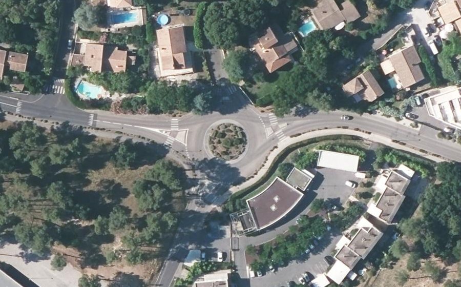 Vue aérienne du Rond-point anonyme n°223138877