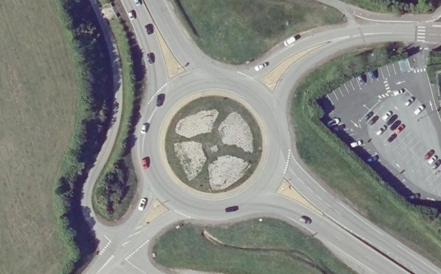 Vue aérienne du Rond-point anonyme n°223183364