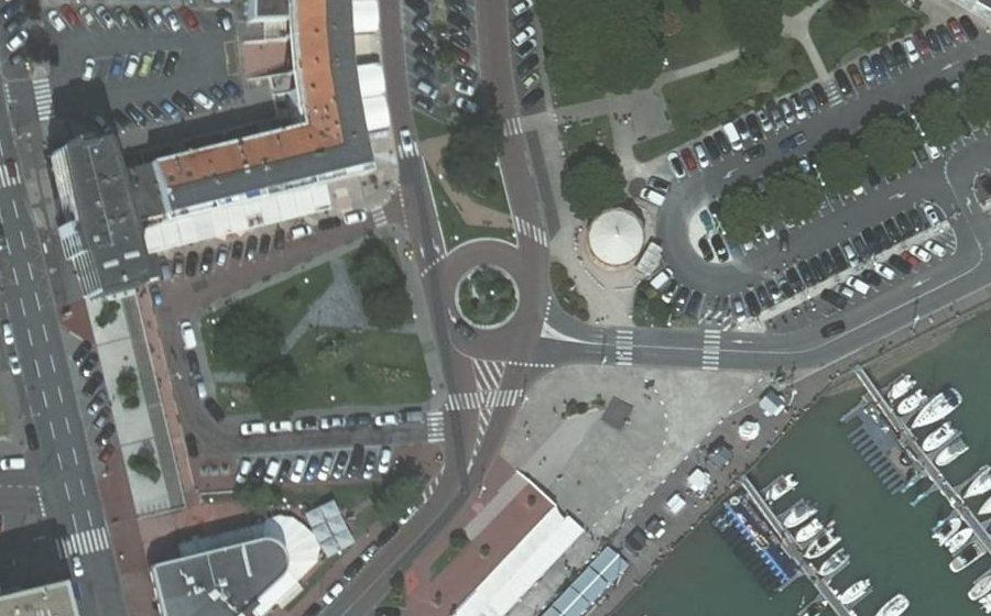 Vue aérienne du Rond-point anonyme n°223220848