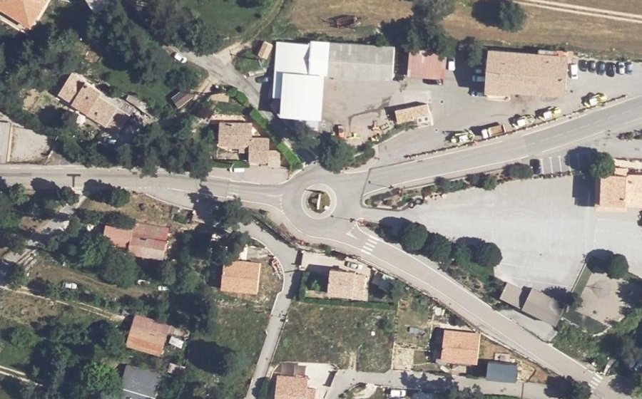 Vue aérienne du Rond-point anonyme n°223268343