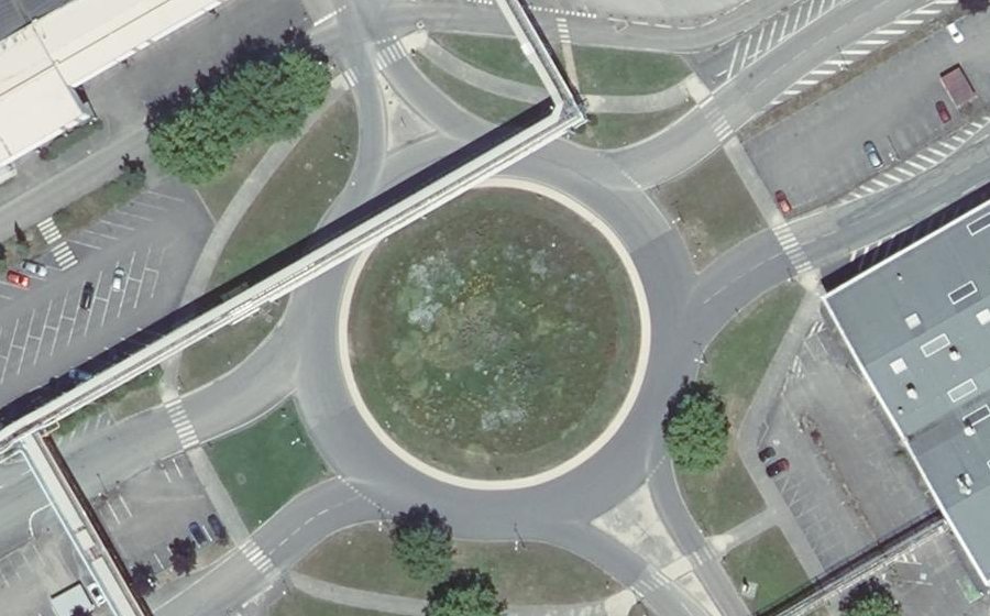 Vue aérienne du Rond-point anonyme n°223357758