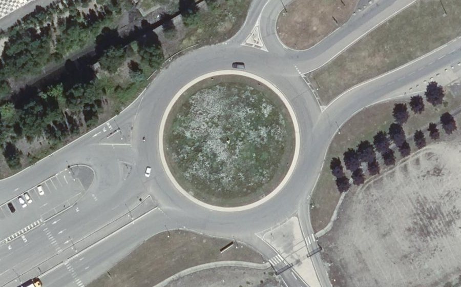 Vue aérienne du Rond-point anonyme n°223357759