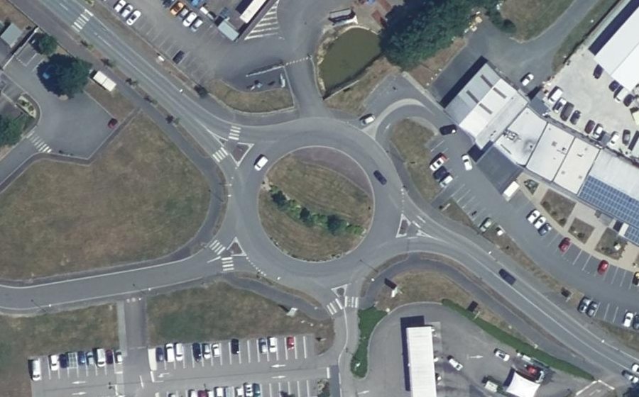 Vue aérienne du Rond-point anonyme n°223403168