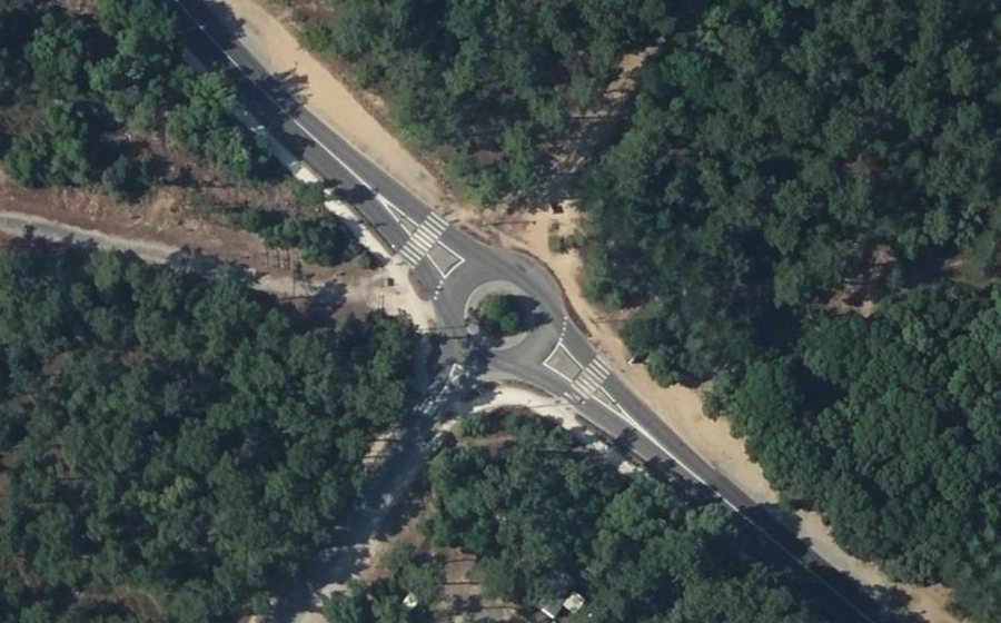 Vue aérienne du Rond-point anonyme n°223410870
