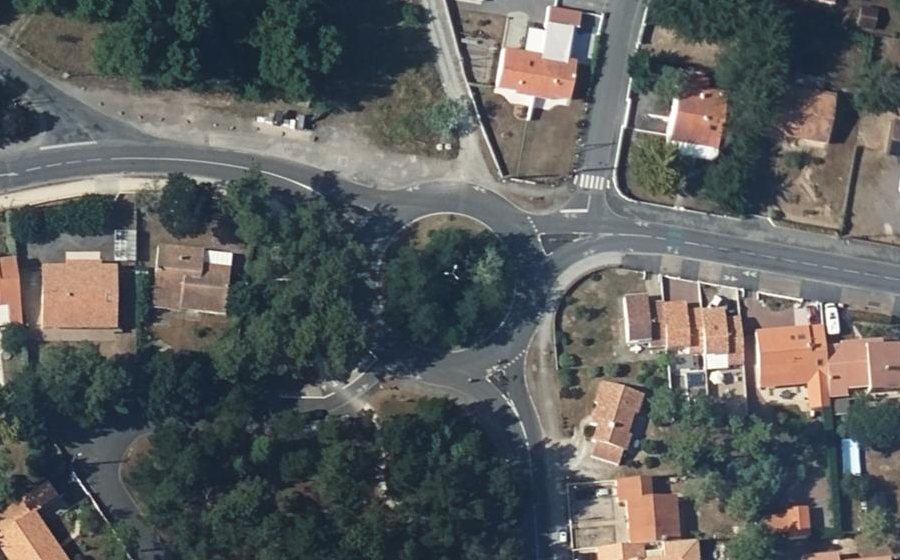 Vue aérienne du Rond-point anonyme n°223410872