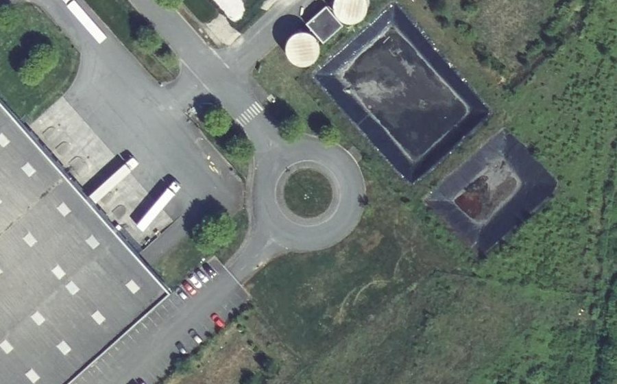 Vue aérienne du Rond-point anonyme n°223418937