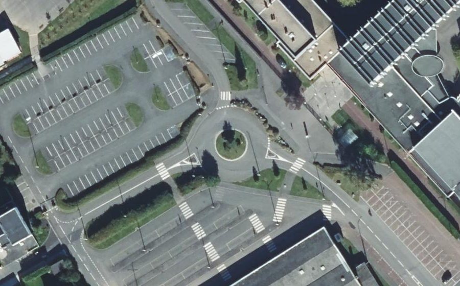 Vue aérienne du Rond-point anonyme n°223418966