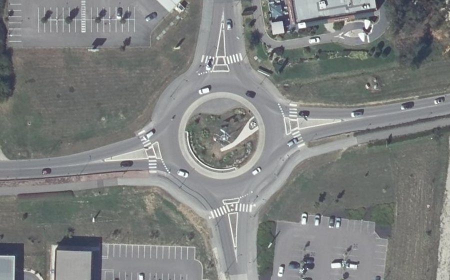 Vue aérienne du Rond-point anonyme n°223437737