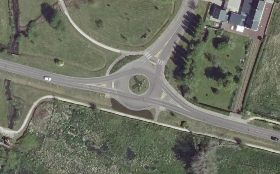 Vue aérienne du Rond-point anonyme n°223461864