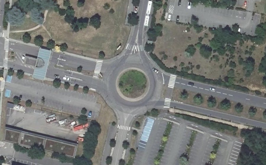 Vue aérienne du Rond-point anonyme n°22346425