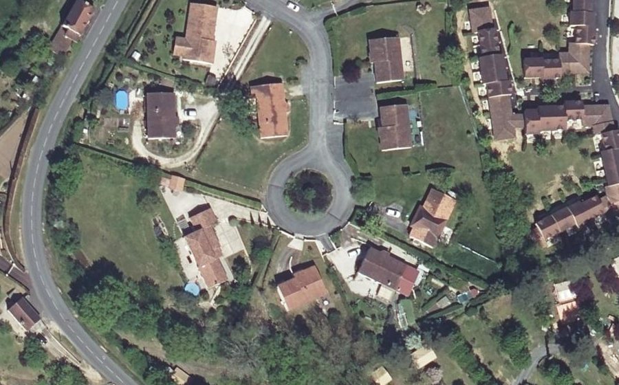 Vue aérienne du Rond-point anonyme n°223476817