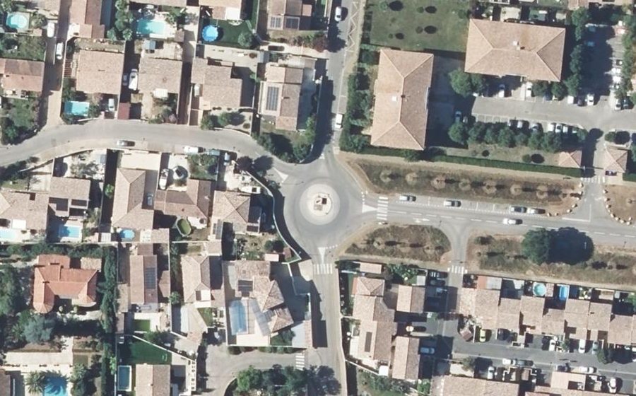 Vue aérienne du Rond-point anonyme n°223479319