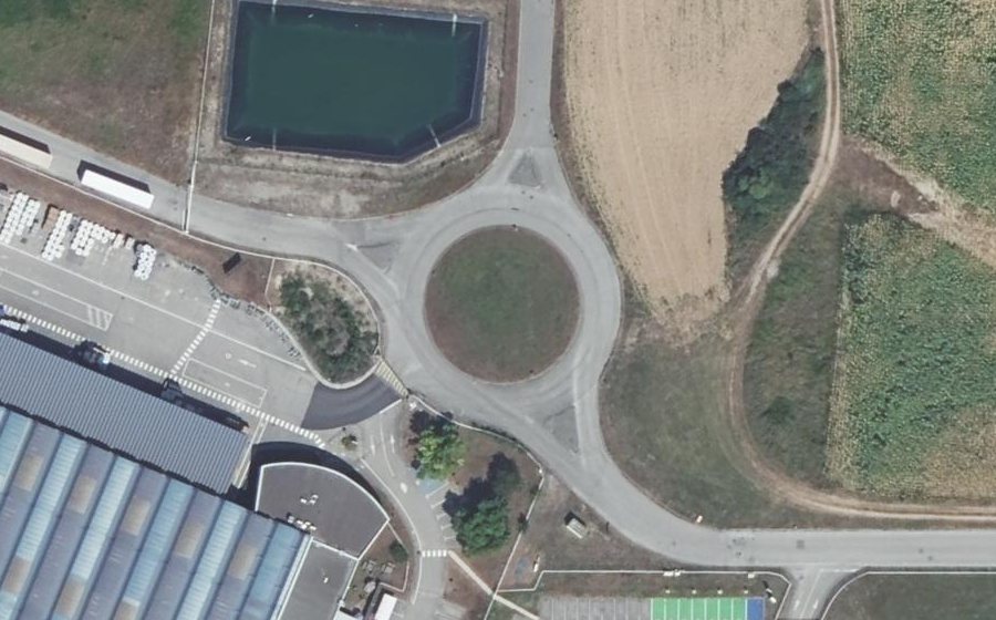 Vue aérienne du Rond-point anonyme n°223512748