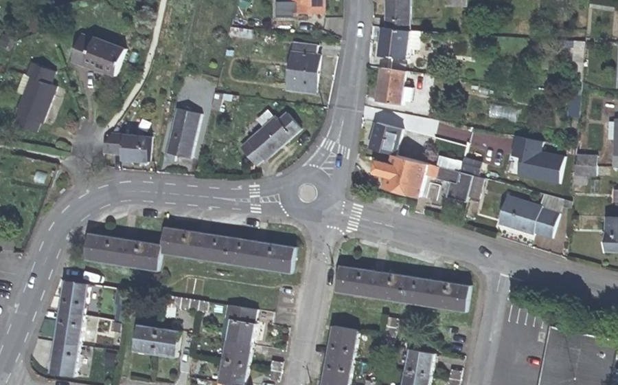 Vue aérienne du Rond-point anonyme n°223512882