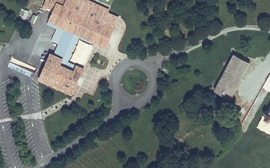 Vue aérienne du Rond-point anonyme n°223567273