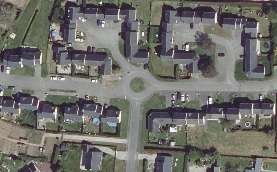 Vue aérienne du Rond-point anonyme n°223584524