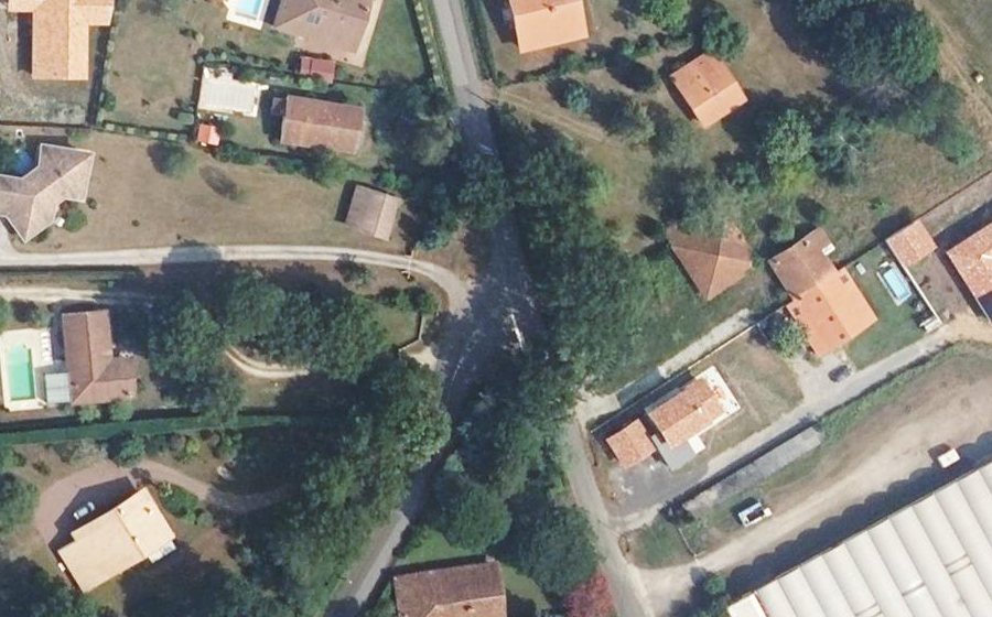 Vue aérienne du Rond-point anonyme n°223594726